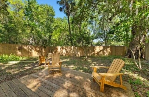 Chassahowitzka House | Cozy Cottage | Fenced Yard & Fire Pit