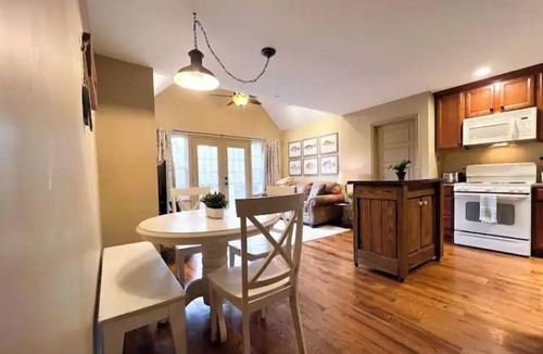Elberton House | Cozy Cottage - Lake Front - GA Coldwater Retreat