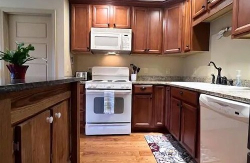 Elberton House | Cozy Cottage - Lake Front - GA Coldwater Retreat
