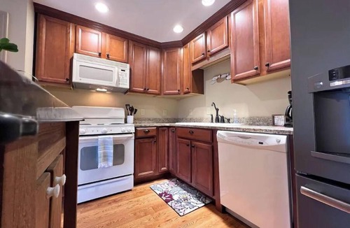 Elberton House | Cozy Cottage - Lake Front - GA Coldwater Retreat