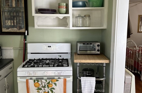 Edgewood Cottage | cozy cottage on half acre garden walking distance to edgewood shopping district
