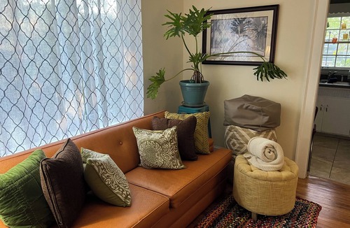 Edgewood Cottage | cozy cottage on half acre garden walking distance to edgewood shopping district