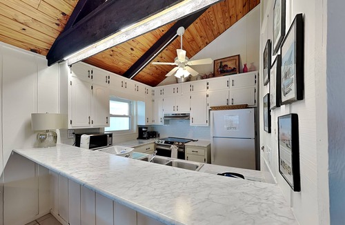 Painters Hill House | Cozy Cottage | Pet-Friendly Oceanfront Home w. Views + Deck Dining