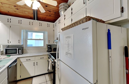 Painters Hill House | Cozy Cottage | Pet-Friendly Oceanfront Home w. Views + Deck Dining