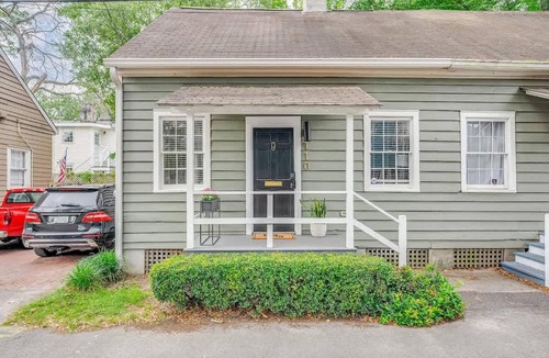 Savannah Victorian District House | Cozy Cottage Retreat Parking and Private Patio