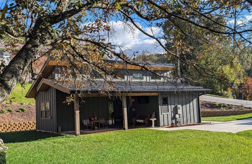 Waynesville Cottage | Cozy Cottage Sleeps 4! - Master King Bedroom and Hideaway Loft with Double Bed.