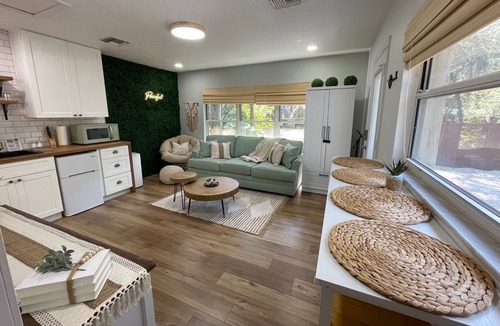 Lake Mary Cottage | Cozy Cottage with queen bed & nearby pickleball courts