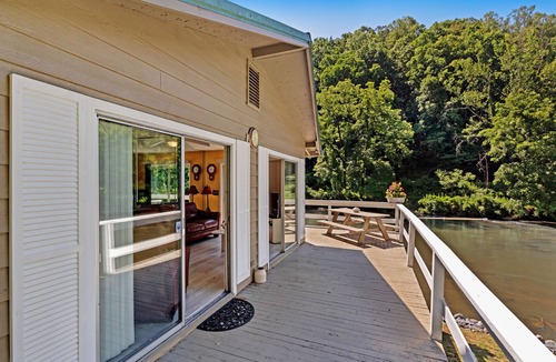 Sylva Cottage | Cozy cottage with river & mountain views and outdoor firepit