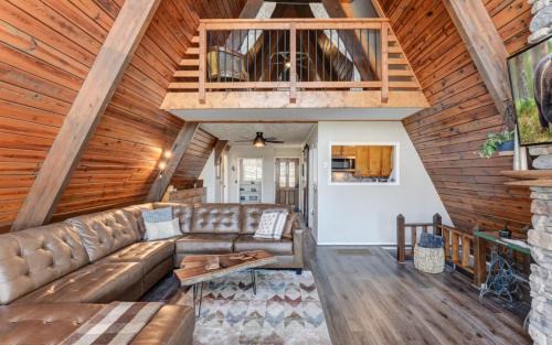 Tate Ski Chalet | Cozy Days Hideaway - Modern rustic vibes mountain views