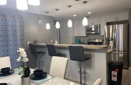 South Daytona House | Cozy DaytonaBeach Getaway w/KingBed & Pet Friendly