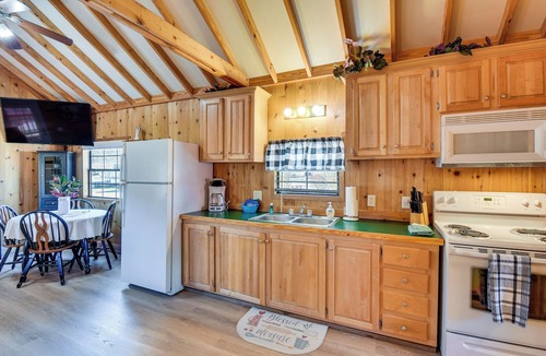 Dillard Cottage | Cozy Dillard Cabin w/Mountain Views & Pool Access