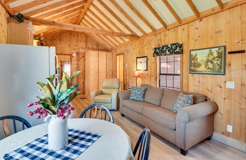 Rabun Gap House | Cozy Dillard Cabin w/Mountain Views & Pool Access