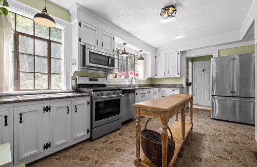 Red Bank Cottage | Cozy English Cottage on Wooded Grounds 10 mins to Downtown Chattanooga