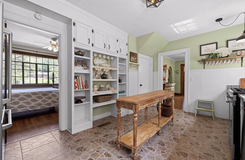 Red Bank Cottage | Cozy English Cottage on Wooded Grounds 10 mins to Downtown Chattanooga