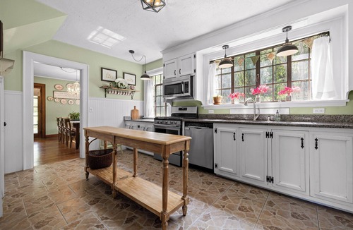 Red Bank Cottage | Cozy English Cottage on Wooded Grounds 10 mins to Downtown Chattanooga