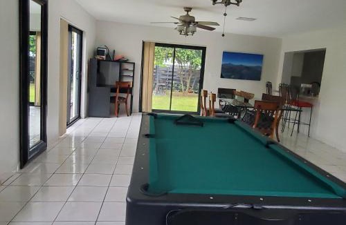 Kendale Lakes House | Cozy family home in quiet area, nice garden views.