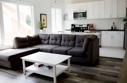 Sailboat Bend Apartment | Cozy - full kitchen & 10ft island - 1.2G Wifi