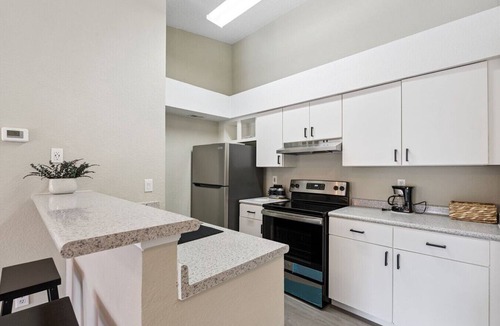 Park Central Apartment | Cozy Gated 2BR Near Attractions Free Parking Quiet Community Lake View