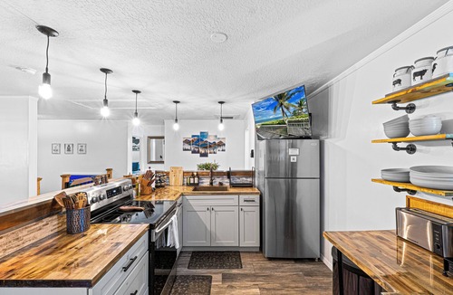 Jupiter Cabin | Cozy, Gated, Hot Tub & Sauna, Playroom, Bar, Fenced-in Yard.