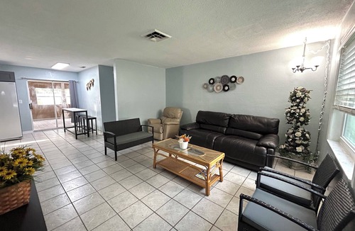 Pinellas Park House | Cozy Getaway: 3BR - 8PPL AC and WiFi Near Tampa Bay Beaches