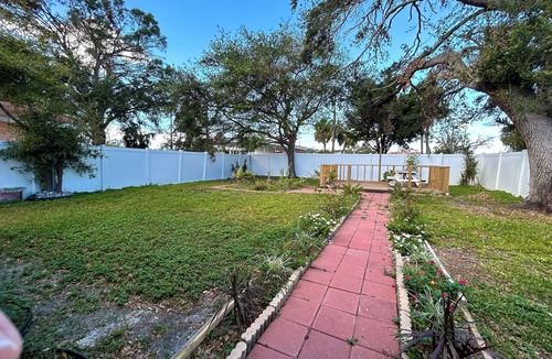 Pinellas Park House | Cozy Getaway: 3BR - 8PPL AC and WiFi Near Tampa Bay Beaches