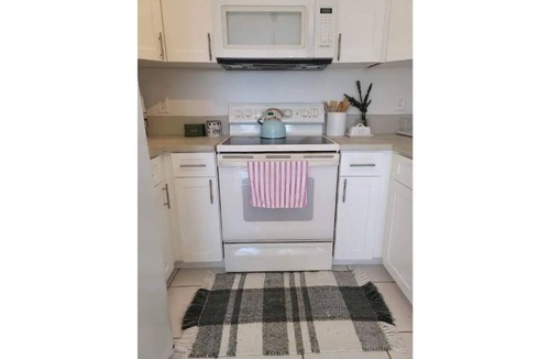 Royal Palm Beach House | Cozy Getaway 5 Min Walk to Parks