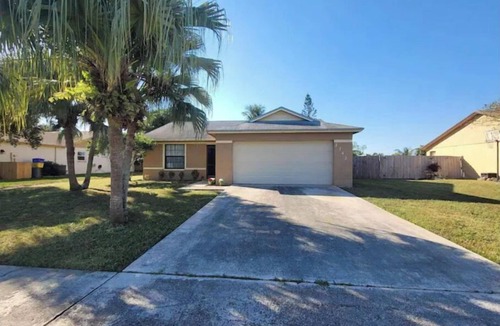 Royal Palm Beach House | Cozy Getaway 5 Min Walk to Parks