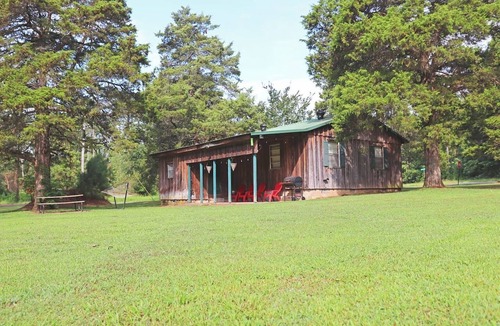 Drasco Cottage | Cozy Greers Ferry Cottage - Fishing, Golf, & Boating