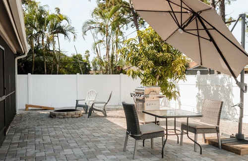San Carlos Park House | Cozy Home 20 min to Beach! Private Backyard. Pet Friendly