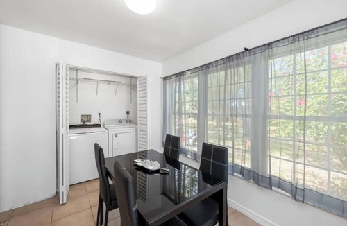 San Carlos Park House | Cozy Home-Centrally located-pet friendly 10min from airport & 2min from FGCU