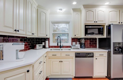 Hickory House | Cozy Home in Hickory