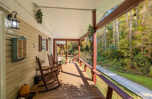 Pittman Center Cottage | Cozy Home✨ the best ofGatlinburg and National Park. WALK to the River
