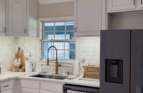 Morrow House | Cozy Home w/PRIVATE POOL 10mins from AIRPORT and 25mins from Atlanta downtown