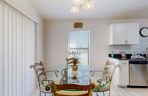 Diplomat House | Cozy Home with backyard, canal view, fully equipped kitchen, dog friendly