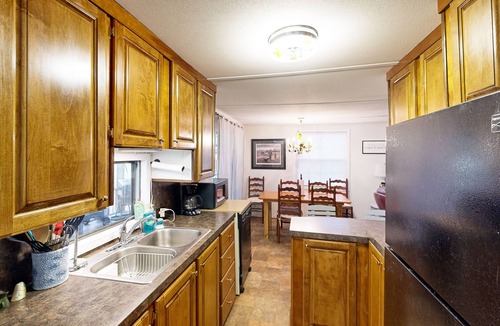 Manning House | Cozy home with lake views and screened patio - come enjoy the outdoors!