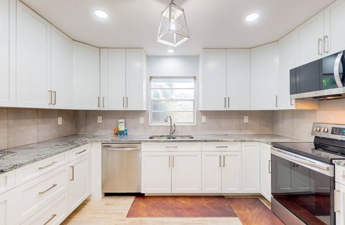 West Bradenton House | Cozy home with modern kitchen, lanai, & washer/dryer- perfect for group stays