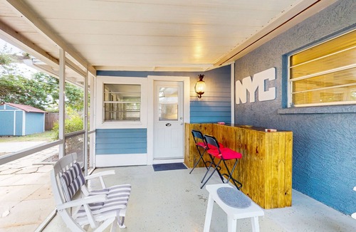 West Bradenton House | Cozy home with modern kitchen, lanai, & washer/dryer- perfect for group stays