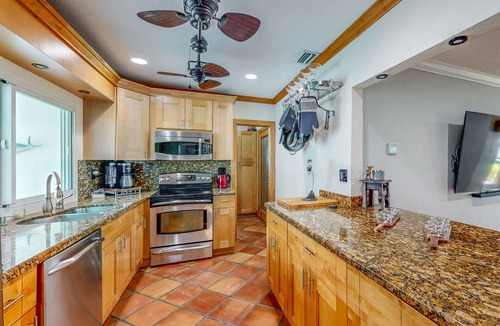 Nautilus Isle House | Cozy Home with pool, dock, canal view, fully equipped kitchen, dog friendly