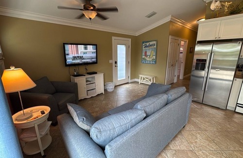 Holmes Beach Condo | Cozy Home with Private Pool, Close to the Beach! Don't Miss Out!