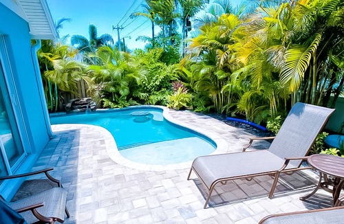 Holmes Beach Condo | Cozy Home with Private Pool, Close to the Beach! Don't Miss Out!