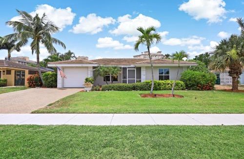 Marco Island House | Cozy home with sunroom, pool and steps to beach