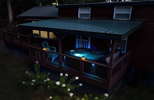 Scaly Mountain Cabin | Cozy hot tub cabin in charming Scaly Mountain, what a gem!