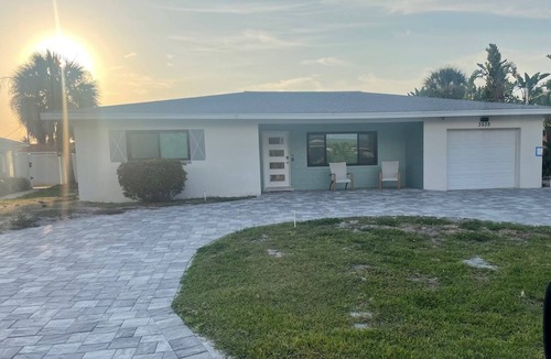 Belle Vista House | Cozy house one mile from the beach with private heated pool