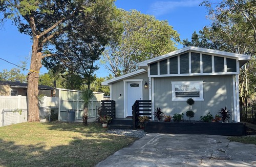 Hudson House | Cozy House with Large Deck