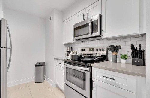 SoHo Apartment | Cozy King APT near Bayshore! Pool/gym/FREE parking