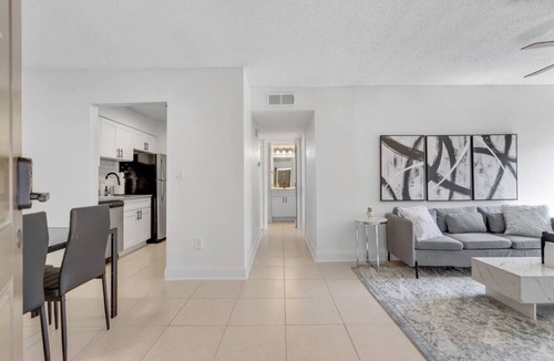 SoHo Apartment | Cozy King APT near Bayshore! Pool/gym/FREE parking