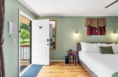 Hendersonville Hotel | Cozy King Retreat | Hotel Stay