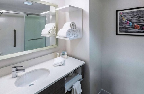 Gainesville House | Cozy King Room! Best in Luxury & Comfort