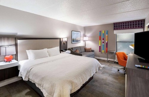 Gainesville House | Cozy King Room! Best in Luxury & Comfort