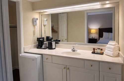 Clayton Hotel | Cozy King Room in Clayton with Mountain Views and Resort Access